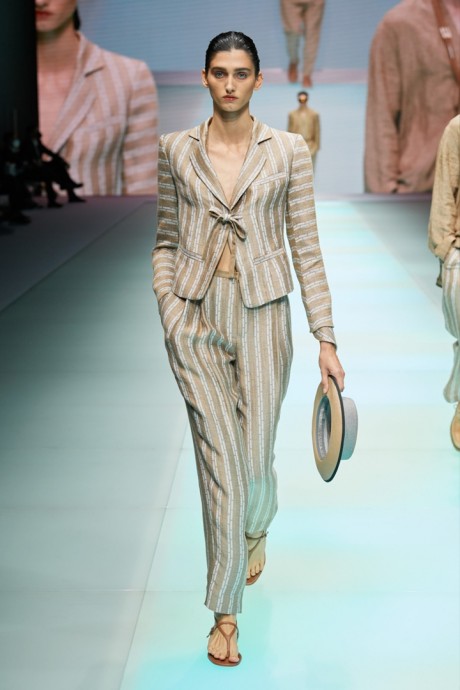 Коллекция Emporio Armani Ready-To-Wear Весна-Лето 2022 Коллекция Emporio Armani Ready-To-Wear Весна-Лето 2022