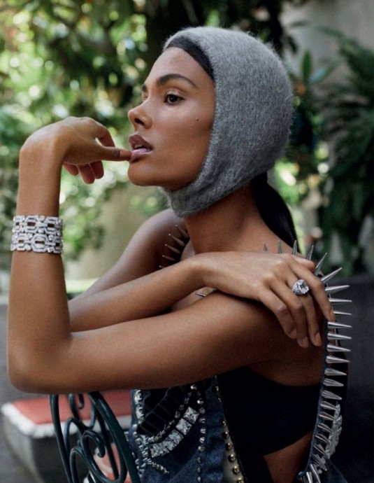 Тина Кунаки (Tina Kunakey) в фотосессии для журнала Harper’s Bazaar Spain Тина Кунаки (Tina Kunakey) в фотосессии для журнала Harper’s Bazaar Spain