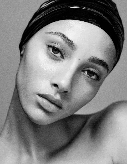 Ясмин Вейналдум (Yasmin Wijnaldum) появилась на страницах августовского выпуска Vogue Germany Ясмин Вейналдум (Yasmin Wijnaldum) появилась на страницах августовского выпуска Vogue Germany