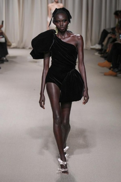 Коллекция Giambattista Valli Haute Couture Весна-Лето 2024 Коллекция Giambattista Valli Haute Couture Весна-Лето 2024