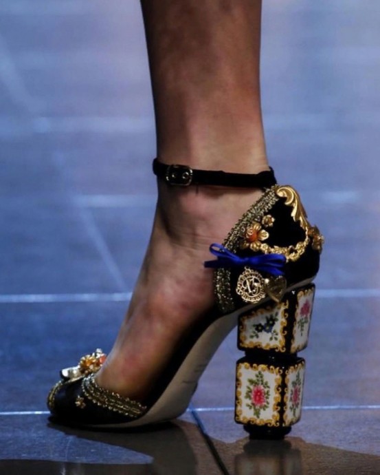 Дизайнерские туфли с цветочными мотивами