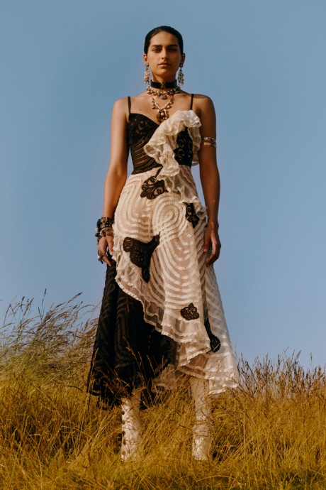 Модели коллекции Alexander McQueen Resort