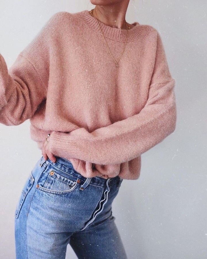 Образы с розовым свитером
