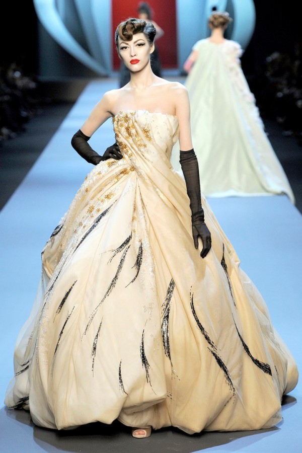 Очаровательные платья Christian Dior Очаровательные платья Christian Dior