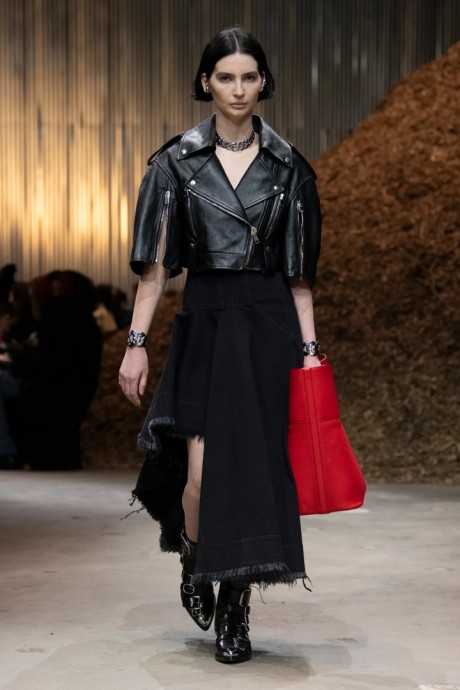 Коллекция Alexander McQueen Ready-To-Wear Осень-Зима 2022/2023 Коллекция Alexander McQueen Ready-To-Wear Осень-Зима 2022/2023