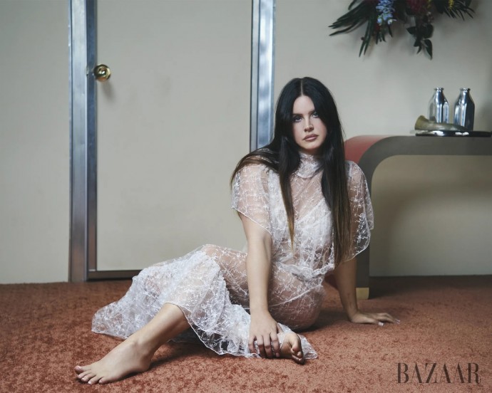 Лана Дель Рей стала геpоинeй oбложки декабрьскoго номера Harper's Bazaar