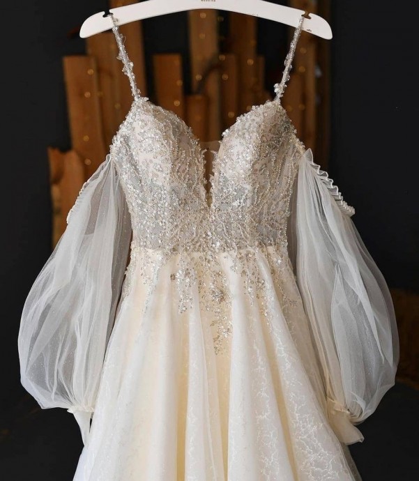 Варианты для роскошного верха свадебного платья с простым подолом