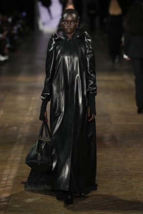 Alexander McQueen осень/зима 2025-2026