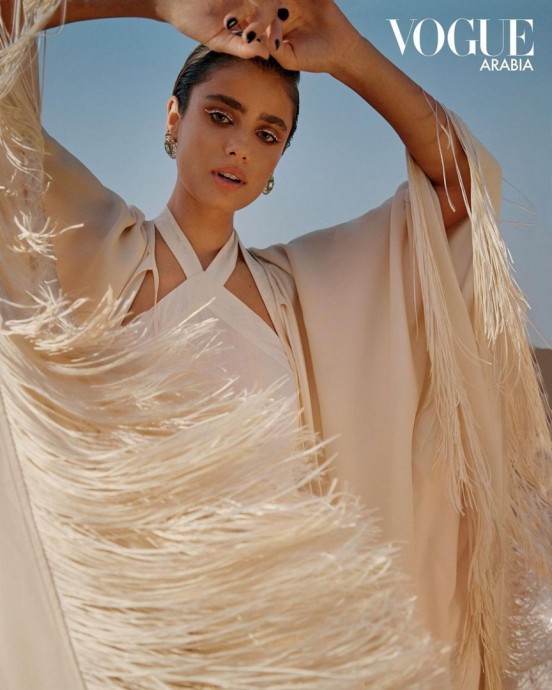 Тейлор Хилл (Taylor Hill) в фотосессии для журнала Vogue Arabia