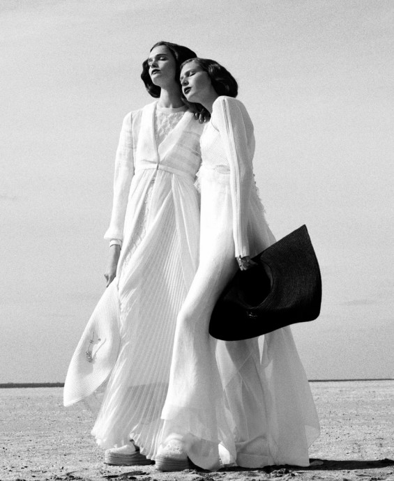 Angelina Kendall и Lulu Tenney в Chanel для Vogue Август 2024. Фото Malick Bodian Angelina Kendall и Lulu Tenney в Chanel для Vogue Август 2024. Фото Malick Bodian