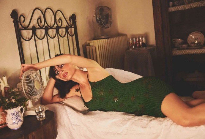 Эмили Ратаковски (Emily Ratajkowski) в фотосессии для журнала Vogue Spain (2023) Эмили Ратаковски (Emily Ratajkowski) в фотосессии для журнала Vogue Spain (2023)
