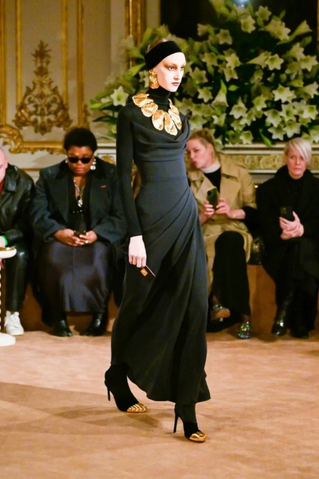 Коллекция Schiaparelli Ready-To-Wear Осень-Зима 2023-2024 Коллекция Schiaparelli Ready-To-Wear Осень-Зима 2023-2024