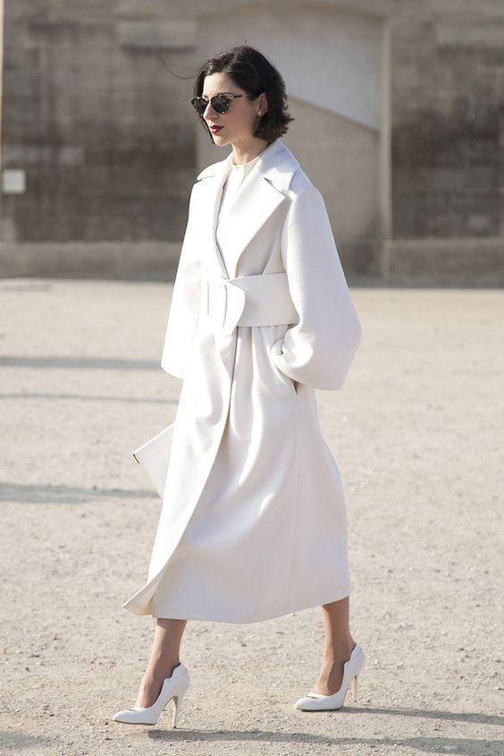 Элегантное бело пальто