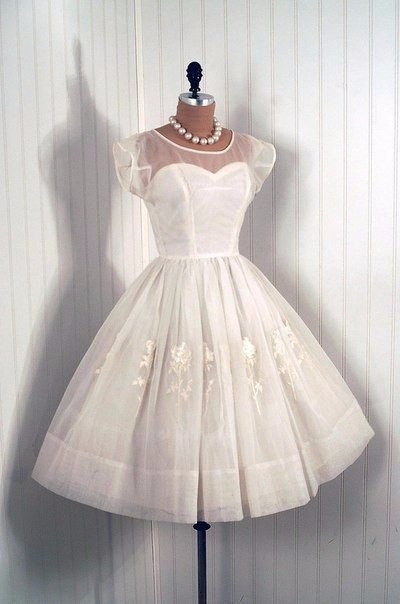 Белоснежные коктейльные платья в стиле 50-х годов