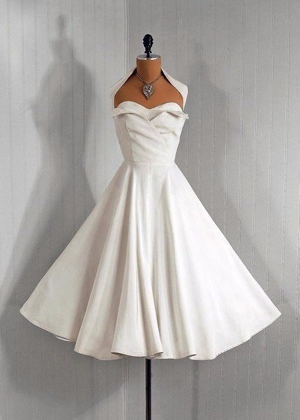 Белоснежные коктейльные платья в стиле 50-х годов