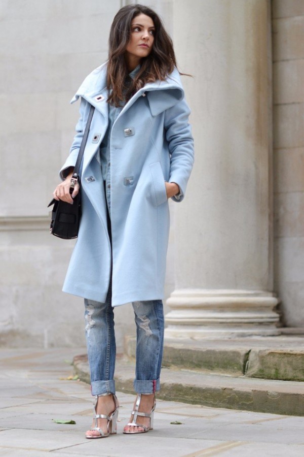 Голубые стильные пальто