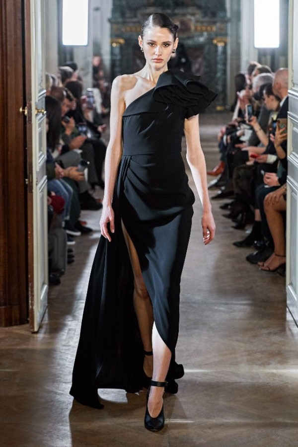 В Париже была представлена коллекция Осень-зима 2019/2020 Elie Saab В Париже была представлена коллекция Осень-зима 2019/2020 Elie Saab