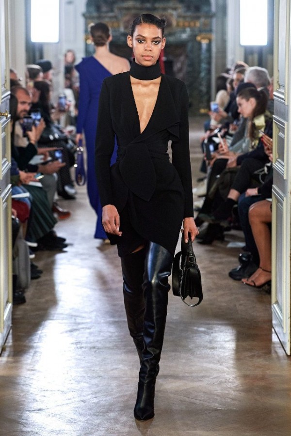 В Париже была представлена коллекция Осень-зима 2019/2020 Elie Saab В Париже была представлена коллекция Осень-зима 2019/2020 Elie Saab