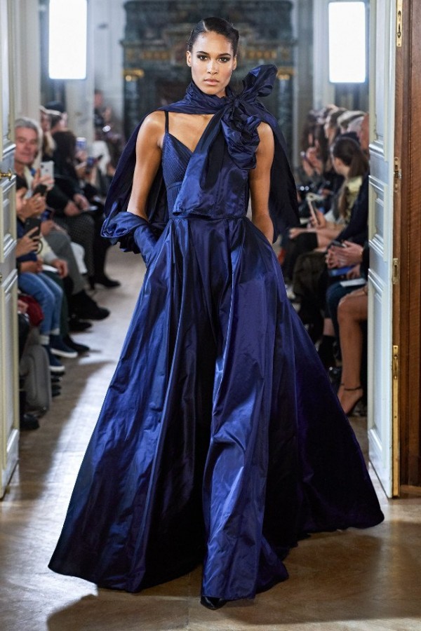 В Париже была представлена коллекция Осень-зима 2019/2020 Elie Saab В Париже была представлена коллекция Осень-зима 2019/2020 Elie Saab