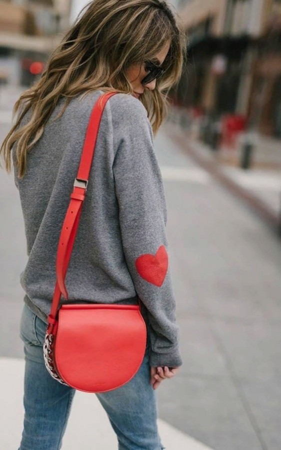 Стильные образы с красными сумочками