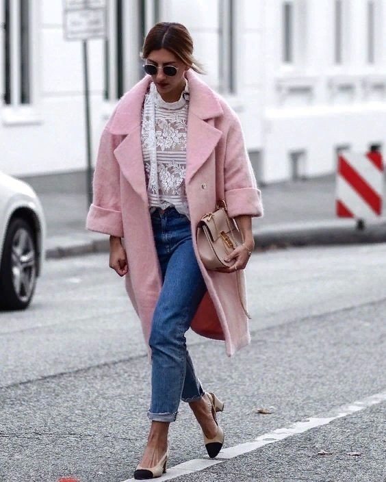 Образы с розовыми пальто