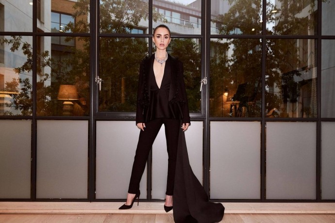 Лили Коллинз (Lily Collins) в фотосессии для журнала Vogue UK