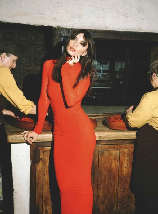 Эмили Ратаковски (Emily Ratajkowski) в фотосессии для журнала Vogue Spain (2023) Эмили Ратаковски (Emily Ratajkowski) в фотосессии для журнала Vogue Spain (2023)