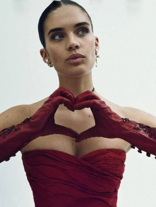 Сара Сампайо (Sara Sampaio) в фотосессии для журнала Elle Spain (2023)