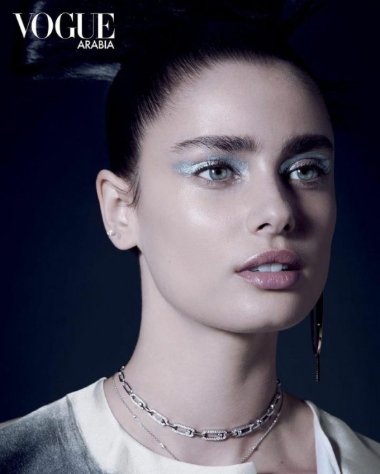 Тейлор Хилл (Taylor Hill) в фотосессии для журнала Vogue Arabia (2023)