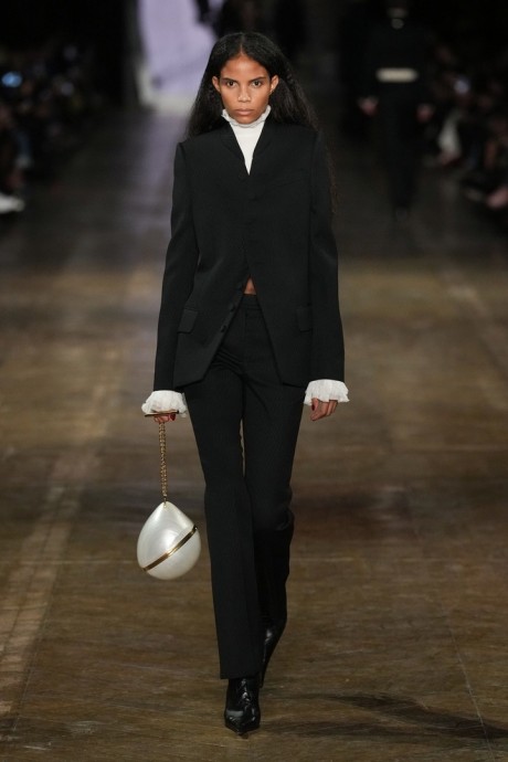 Alexander McQueen осень/зима 2025-2026