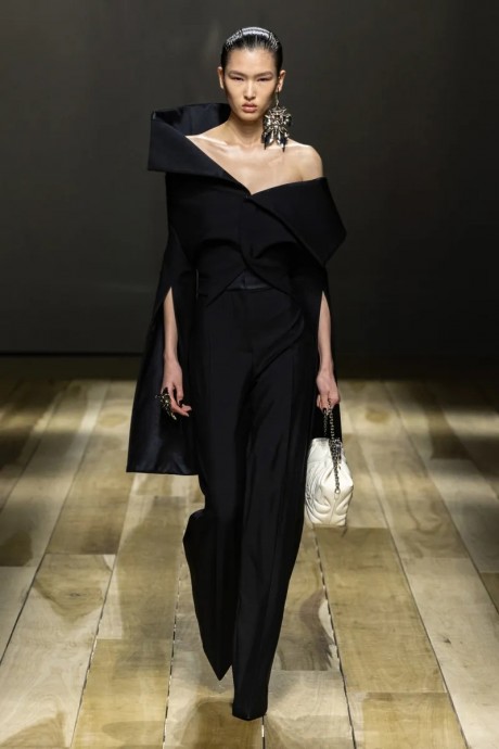 Коллекция Alexander McQueen Ready-To-Wear Осень-Зима 2023-2024 Коллекция Alexander McQueen Ready-To-Wear Осень-Зима 2023-2024