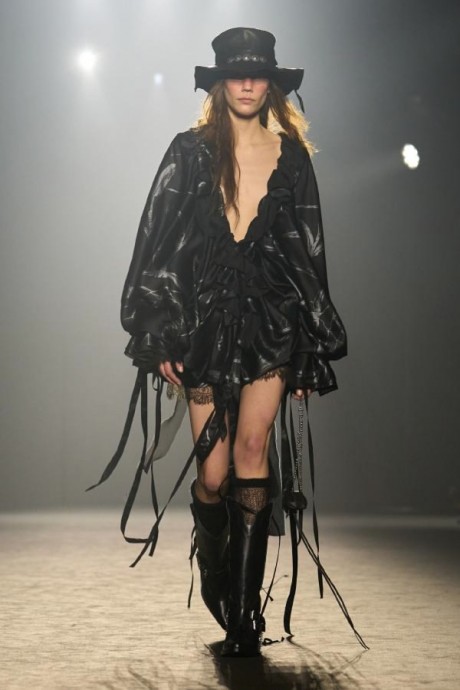 Коллекция Ann Demeulemeester Ready-To-Wear Осень-Зима 2025-2026 Коллекция Ann Demeulemeester Ready-To-Wear Осень-Зима 2025-2026