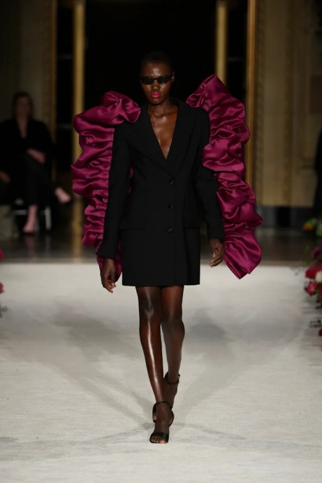 Коллекция Christian Siriano Ready-To-Wear Осень-Зима 2023 Коллекция Christian Siriano Ready-To-Wear Осень-Зима 2023
