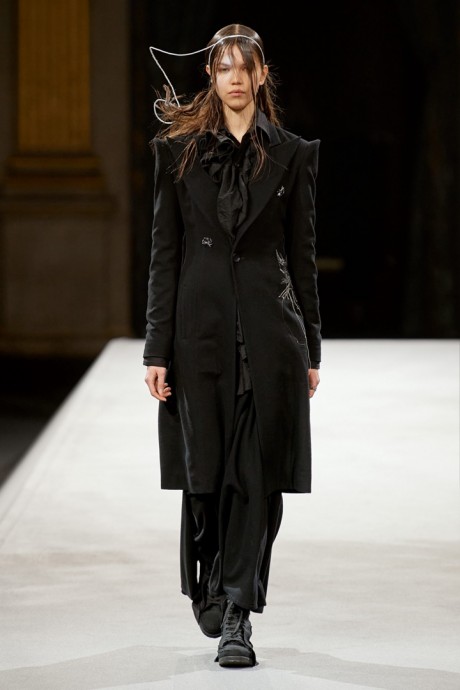 Коллекция Yohji Yamamoto Ready-To-Wear Осень-Зима 2022/2023