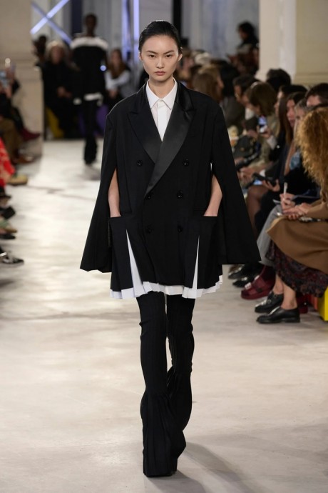 Модели коллекции Sacai 2023 ready-to-wear