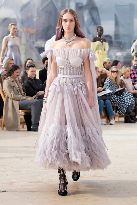 Коллекция Alexander McQueen Ready-To-Wear Весна-Лето 2022