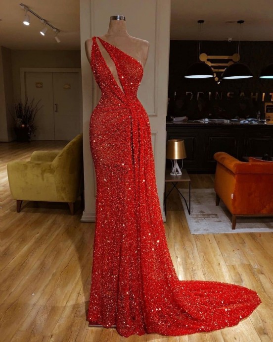 Красное платье – это всегда очень красиво и волшебно