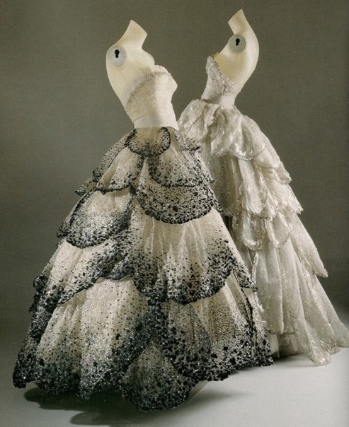 Гениальные платья "Юнона" и "Венера" от Christian Dior, 1949 г. Гениальные платья "Юнона" и "Венера" от Christian Dior, 1949 г.
