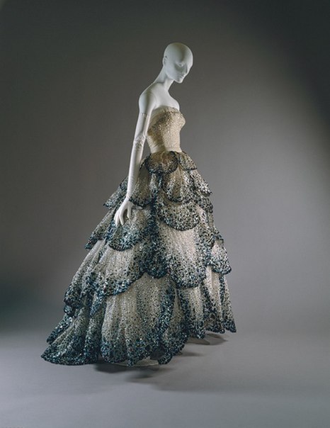Гениальные платья "Юнона" и "Венера" от Christian Dior, 1949 г. Гениальные платья "Юнона" и "Венера" от Christian Dior, 1949 г.