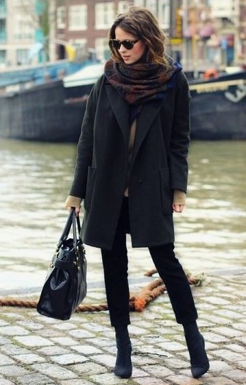 Стильные образы с черным пальто