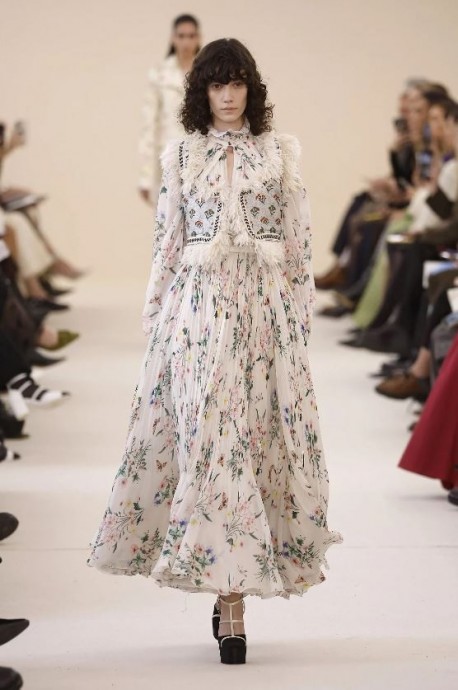 Коллекция Giambattista Valli Ready-To-Wear Fall/Winter 2024 Paris