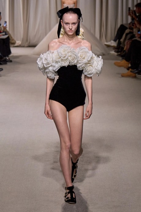 Обзор коллекции Giambattista Valli Spring 2024 Couture