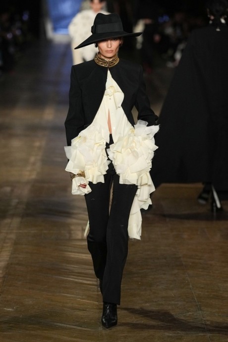 Alexander McQueen осень/зима 2025-2026