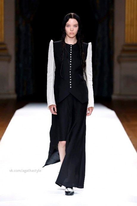 Yohji Yamamoto Ready To Wear Spring/Summer 2024 Paris Yohji Yamamoto Ready To Wear Spring/Summer 2024 Paris