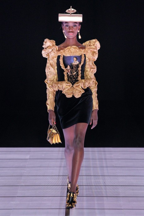 Коллекция Moschino Ready-To-Wear Осень-Зима 2022/2023 Коллекция Moschino Ready-To-Wear Осень-Зима 2022/2023