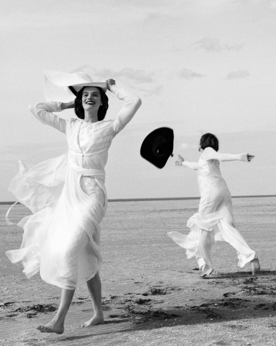 Angelina Kendall и Lulu Tenney в Chanel для Vogue Август 2024. Фото Malick Bodian Angelina Kendall и Lulu Tenney в Chanel для Vogue Август 2024. Фото Malick Bodian