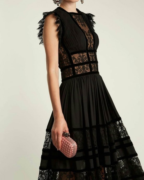 Прекрасные платья с полупрозрачными элементами в черном цвете