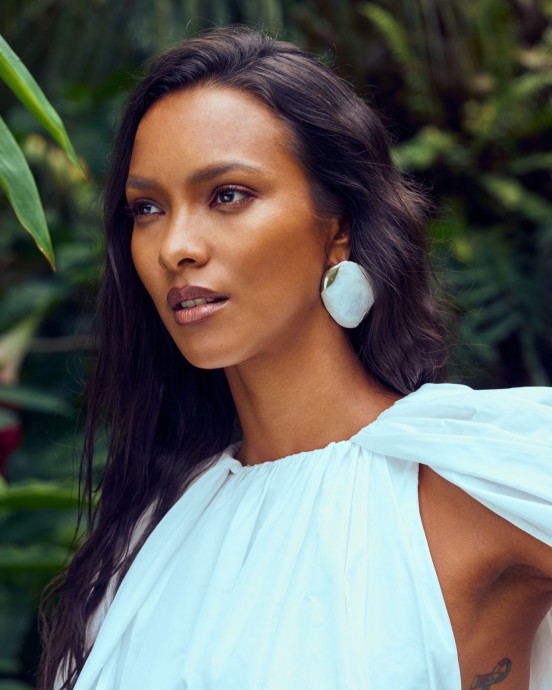 Лаис Рибейро (Lais Ribeiro) в фотосессии для журнала She Knows (2024)