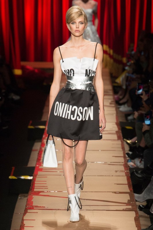 Модели коллекции Moschino