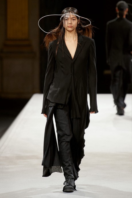 Коллекция Yohji Yamamoto Ready-To-Wear Осень-Зима 2022/2023